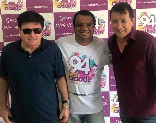 Os irmãos Gilberto e Gilmar recepcionaram fãs na Cidade FM na manhã de ontem (Foto: A Cidade)