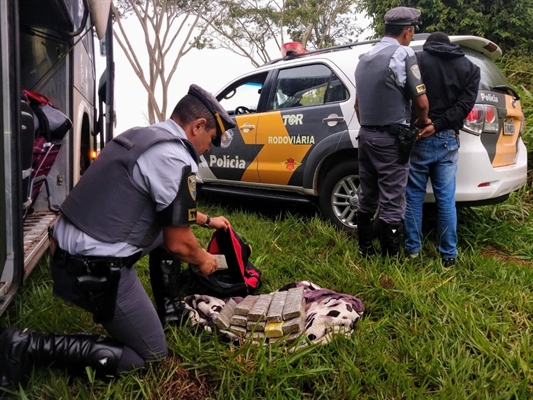 Jovem foi preso em flagrante por tráfico de drogas em rodovia de Penápolis — Foto: Polícia Rodoviária Estadual/Divulgação