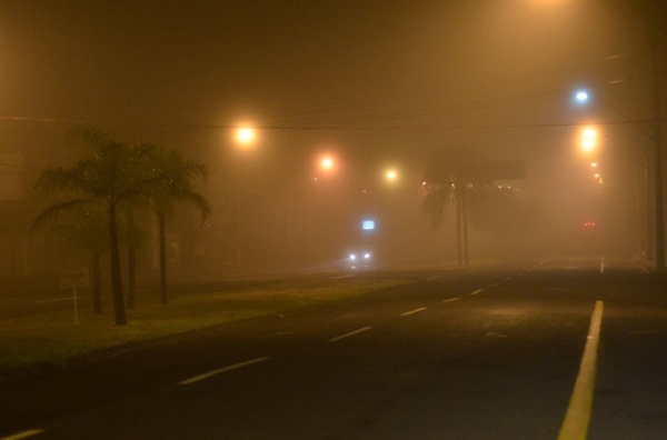 Nevoeiro cobre cidade e impressiona moradores