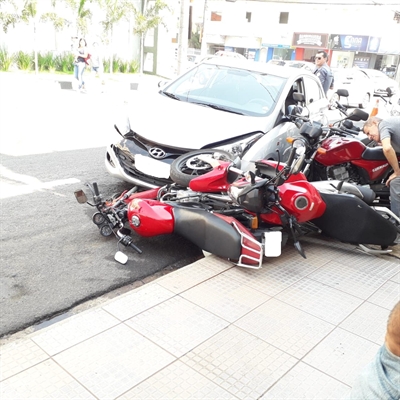 O senhor de 75 anos passou mau e atingiu motocicletas que estavam estacionadas (Foto: A Cidade)