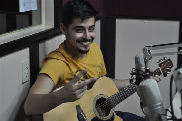 O cantor encerrou sua participação dando uma palhinha de suas composições e músicas do sertanejo romântico (Foto: A Cidade)