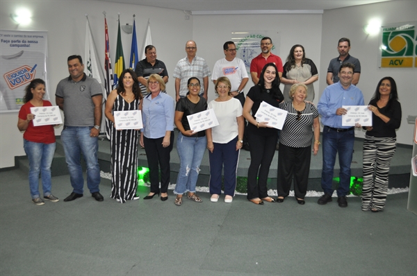 Os contemplados dos vales-compras, assim como o ganhador da moto 0KM, são de Votuporanga (Foto: Érika Chausson/A Cidade)