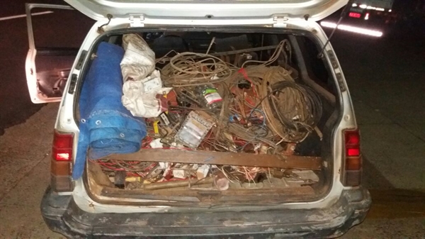 No interior do veículo do procurado pela Justiça, a Polícia Militar encontrou diversos produtos eletrônicos e elétricos (Foto: Divulgação/Polícia Militar)