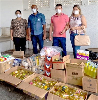 Prefeito de Floreal, Junior (PSDB), esteve na instituição com a primeira-dama, Luciane Garcia, e de Devanir da Silva, gerente da Sabesp, para a entrega dos mantimentos (Foto: Santa Casa de Votuporanga)