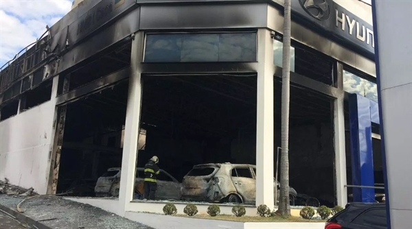 Carros ficaram destruídos com o incêndio na concessionária — Foto: Fabio Ishizawa/Regional Press