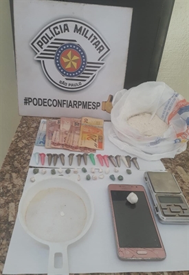 Os policiais prenderam diversas porções de crack, 