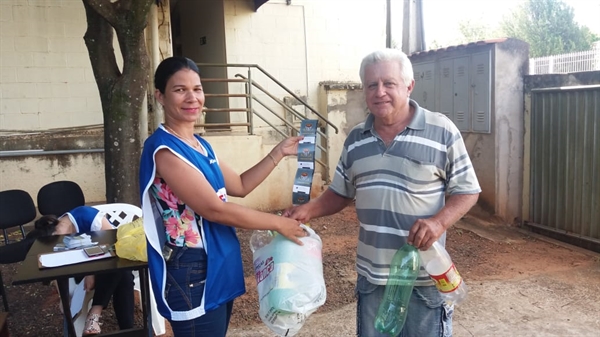 José Onivaldo Miller, de 64 anos, levou oito garrafas e trocou por quatro ingressos (Foto: Daniel Castro/A Cidade)