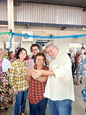 O prefeito Jorge Seba está afiado. Pelas redes sociais, ele disse que enquanto segue nos braços do povo, tem vereador que só fica reclamando na internet (Foto: Redes sociais )