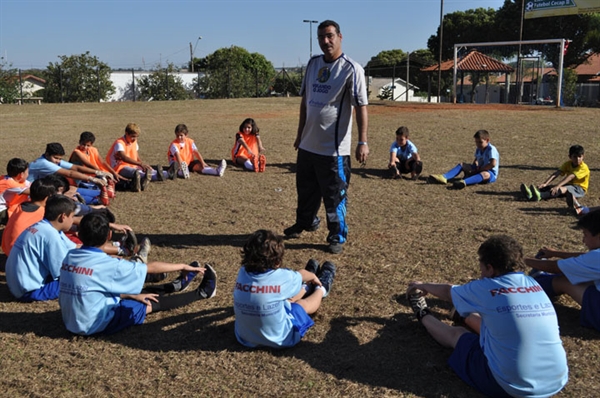 Projeto “Virando o Jogo” reúne 25 meninos em campinho localizado no bairro Cecap II