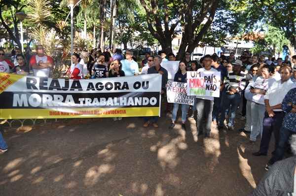 Segundo a organização do movimento ‘Greve Geral’, a manifestação reuniu aproximadamente 200 pessoas (Foto: Érika Chausson/A Cidade)