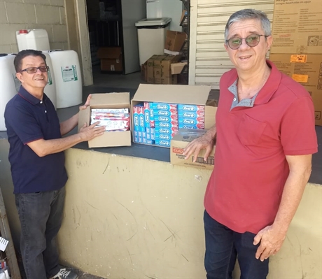 A Igreja destinou 100 pastas de dente e 100 escovas, que irão auxiliar na produção de kits de higiene (Foto: Santa Casa de Votuporanga)
