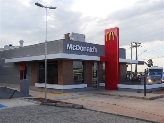 Construído na avenida Brasil, o McDonald’s funcionará diariamente até às 23h (Foto: Daniel Castro/A Cidade)
