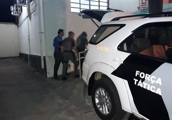 A procurada foi conduzida para a Central de Flagrantes e posteriormente encaminhada para a cadeia pública de Nhandeara (Foto: Divulgação/Polícia Militar)
