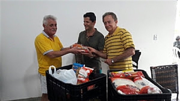 Os representantes da Associação Beneficente Bezerra de Menezes, Revair Lopes e Branco, receberam os alimentos arrecadados no Torneio de Bocha (Foto: Divulgação/Prefeitura de Votuporanga)