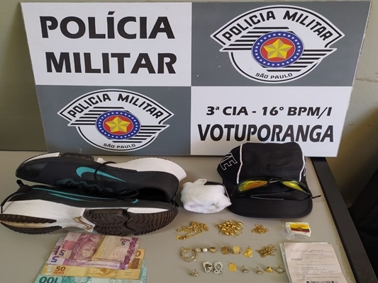 O ladrão foi pego em flagrante após gastar parte do dinheiro em um par de tênis, um óculos, boné e também uma porção de droga (Foto: Divulgação/PM)