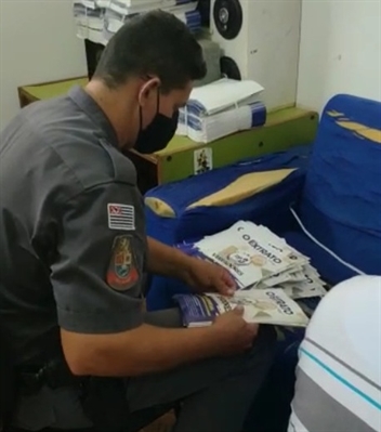 Jornais foram apreendidos pela Polícia MIlitar em Sales (Foto: Redes sociais) 