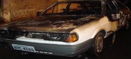 Pane em motor inicia fogo e destrói carro 