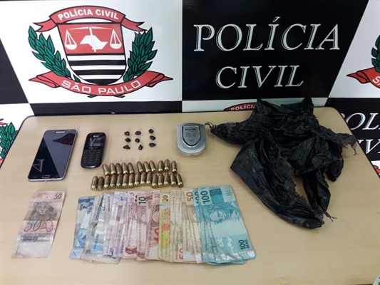 Com ele foram apreendidas porções de drogas e outros objetos de origem suspeita (Foto: Divulgação/Polícia Civil)