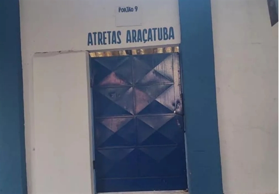 Palavra escrita de forma errada no estádio Adhemar de Barros, em Araçatuba, viralizou nas redes sociais. (Foto: Reprodução/Mauricio Massao)