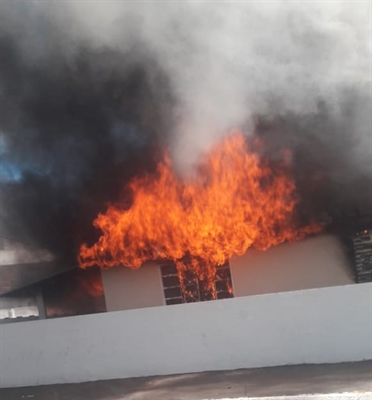 Casa teve perda total após incêndio — Foto: Blog Daniel Contrera