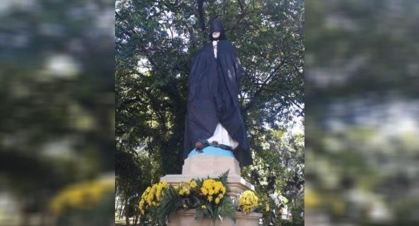 Nossa Senhora da Conceição amanheceu vestida de Batman (Foto: Divulgação) 