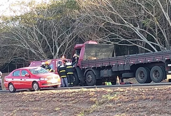  Corpo de Bombeiros retirou motorista que ficou preso às ferragens após batida entre caminhõe.  (Foto: Arquivo Pessoal )