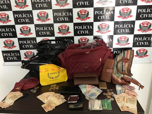 Grande quantidade de dinheiro foi apreendida com suspeitas em Rio Preto — Foto: Arquivo Pessoal