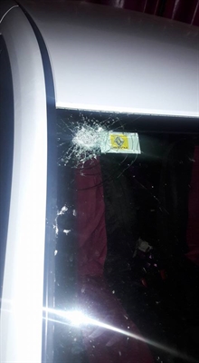 O para-brisa do carro de Renata Siqueira, de 35 anos, foi atingido no fim da tarde da última segunda-feira (24) Foto: Arquivo Pessoal 