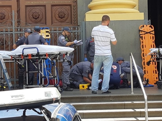 Vítimas são atendidas pelo Samu e Bombeiros, na Catedral (Foto: Johnny Inselsperger / EPTV)