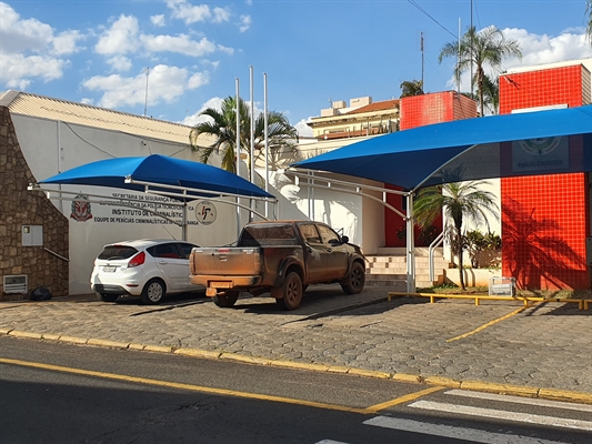 Peritos da Polícia Científica de Votuporanga em atuação: trabalho técnico e silencioso que garante provas decisivas (Foto: A Cidade)