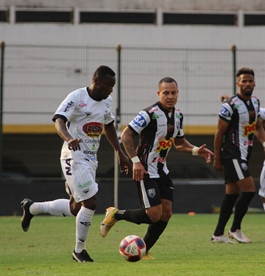 O lateral direito, Léo Cunha, sentiu dores no joelho durante os treinos da semana e não entrará em campo hoje (Foto: Rafael Bento/CAV)