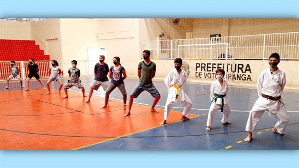 Os atletas participaram da Copa Brasil Karatê Virtual que foi realizada na própria academia e no Complexo Esportivo Educacional Mário Cova, através de vídeos (Foto: Prefeitura de Votuporanga)