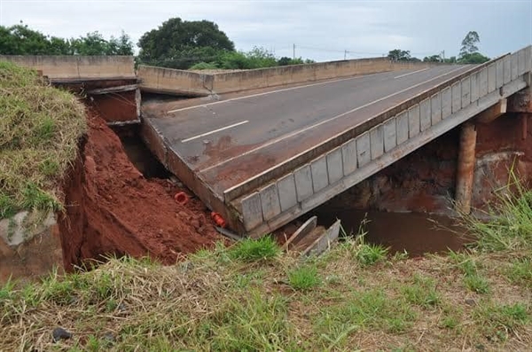 A ponte da rodovia Péricles Belini cedeu no início do ano passado após fortes chuvas, registradas em Votuporanga (Foto: Reprodução)