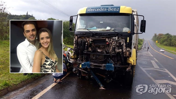 O carro do casal ficou destruído e os dois morreram no local (Foto:Crédito: São Carlos Agora)