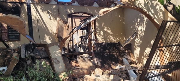 Incêndio que destruiu residência em Votuporanga deixou casal apenas com a roupa do corpo 