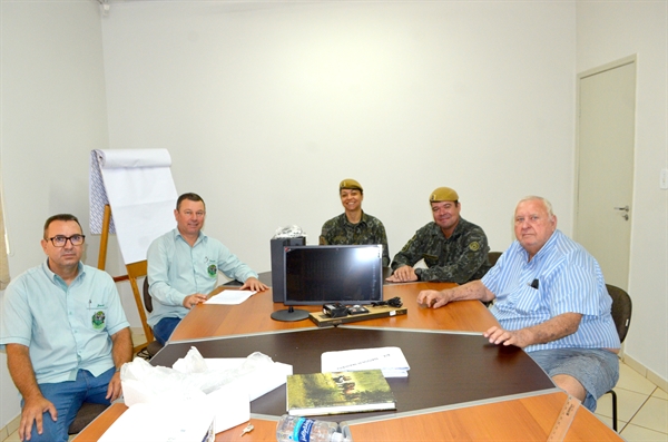 Josuel Real (RH do Sindicato), Ronaldo Barreto (contador do Sindicato), tenente Aniceto, capitão Alonso Ferreira e Pedrão Stefanelli (Foto: A Cidade)