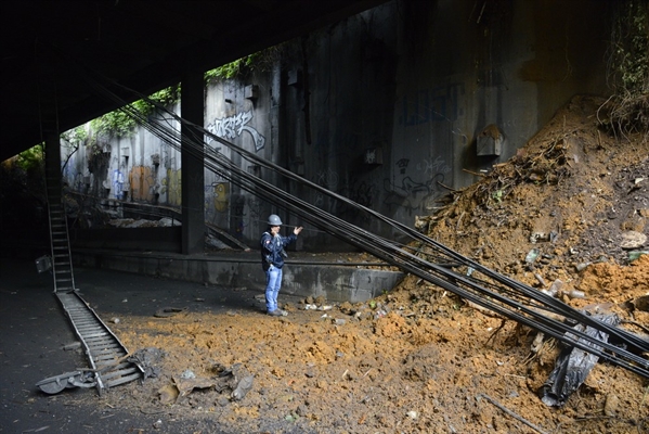 Técnico da prefeitura dentro do túnel verifica o deslizamento de terra — Foto: Foto: Richard Santos/Prefeitura do Rio