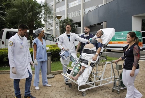 Seu Carlos não via a luz do dia há um mês, após sofrer um acidente de trânsito (Foto: Divulgação / Hospital de Base)