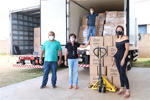 Cestas básicas foram conquistadas junto ao Fundo Social São Paulo, por meio de trabalho coordenado pela primeira-dama de Votuporanga, Rose Seba e a primeira-dama do estado, Bia Doria (Foto: Prefeitura de Votuporanga)