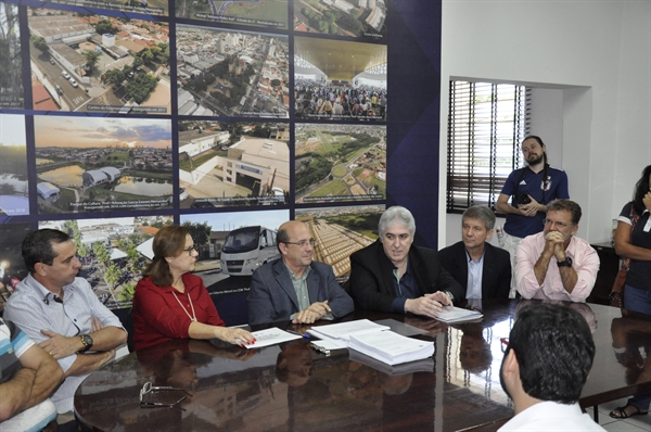 Em coletiva com a imprensa, na manhã desta quinta-feira (30/5), o Prefeito João Dado apresentou uma relação de 117 obras que estão sendo realizadas durante sua gestão (Foto: Prefeitura de Votuporanga)