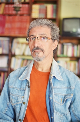Tony Rocha é contista, poeta, compositor, letrista, intérprete e colunista semanal do Jornal A Cidade (Foto: Divulgação)