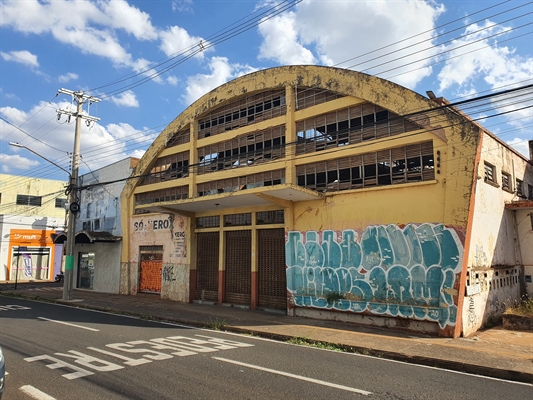 O vereador Vilmar da Farmácia quer reverter o abandono do Mercadão Municipal e transformá-lo em um galpão multiuso (Foto: A Cidade)