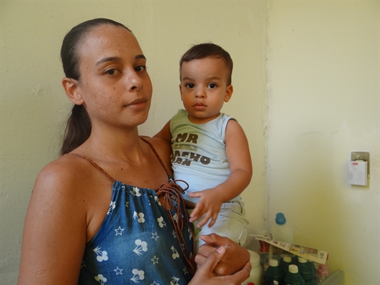 A gestante de cinco meses, Jéssica da Silva Moura Alves, e mãe de Heittor Miguel Moura Ribeiro, de um ano e oito meses  (Foto: Gabriele Reginaldo/A Cidade)