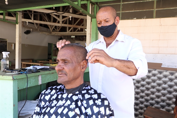 Iraquitan Souza de Araújo trabalha na Associação Bezerra de Menezes, fazendo cortes de cabelo e barba gratuitos para a população (Foto: Prefeitura de Votuporanga)