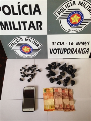 Drogas, dinheiro e celular apreendidos pela equipe da ROCAM de Votuporanga no bairro Estação  (Foto: Divulgação/Polícia Militar)