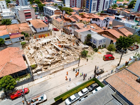 Imagens de drone mostram destroços de prédio que desabou em Fortaleza — Foto: Gustavo Pollizzon/G1