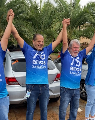 Abraço simbólico da Santa Casa reúne centenas de pessoas em Votuporanga (Foto: A Cidade)