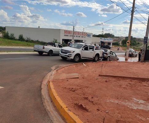 Carro cai em cratera no bairro Pacaembu (Arquivo Pessoal)