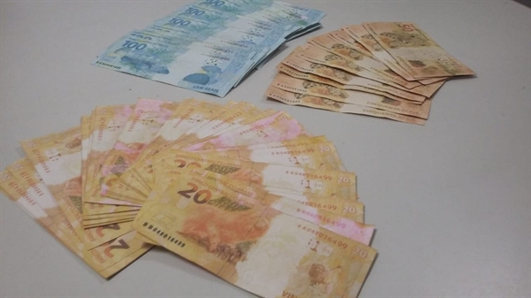 Os policiais encontraram com o jovem R$ 50 em nota falsa, além de outra nota falsa na carteira (Foto: Reprodução)