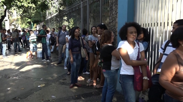 Fila de emprego no Rio de Janeiro — Foto: Affonso Andrade/G1